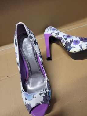 Pinky White Floral Peep-Toe Platform Heels with Purple Accents